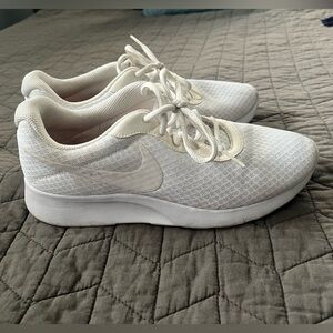 White Nike Sneakers. Women 10
